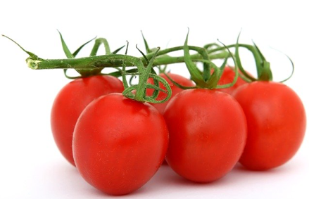 6 foods to eat to give you glowing skin tomatoes