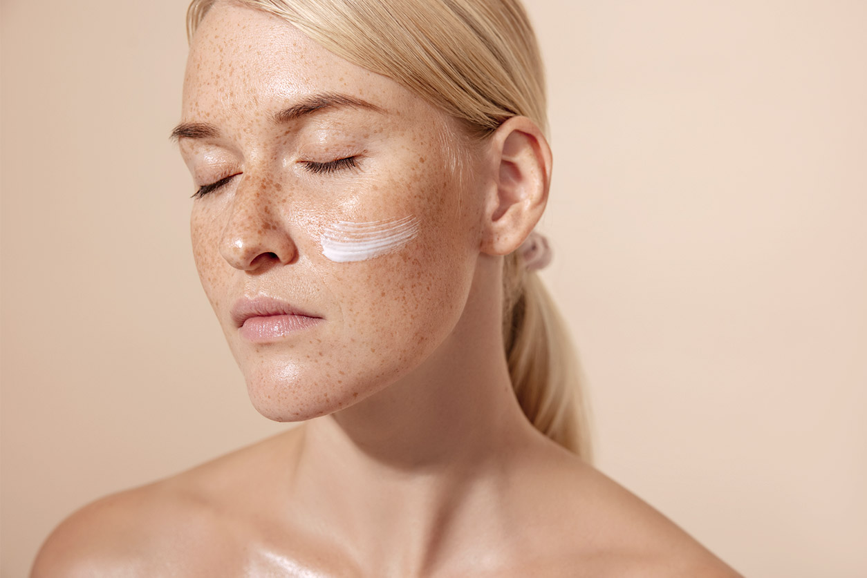 Just like our bodies, our skin can become dehydrated. Read on as we discuss how to differentiate between dry and dehydrated skin.